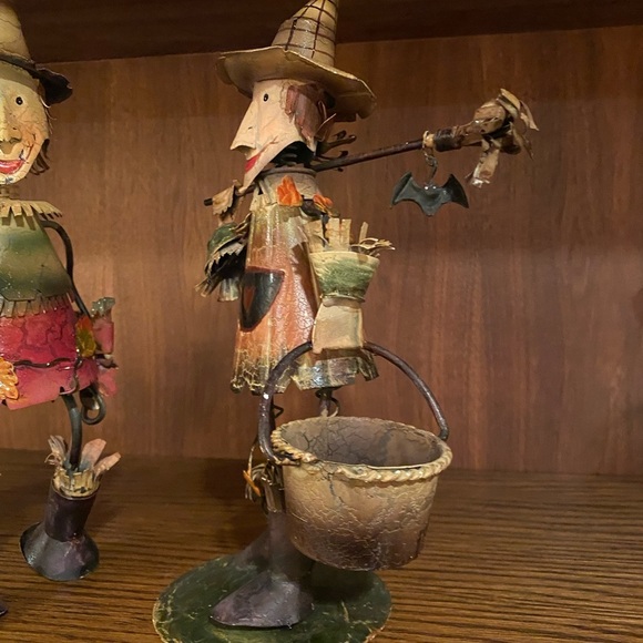 Rustic metal witch and scarecrow Halloween Gardener figurines decor - Picture 4 of 8